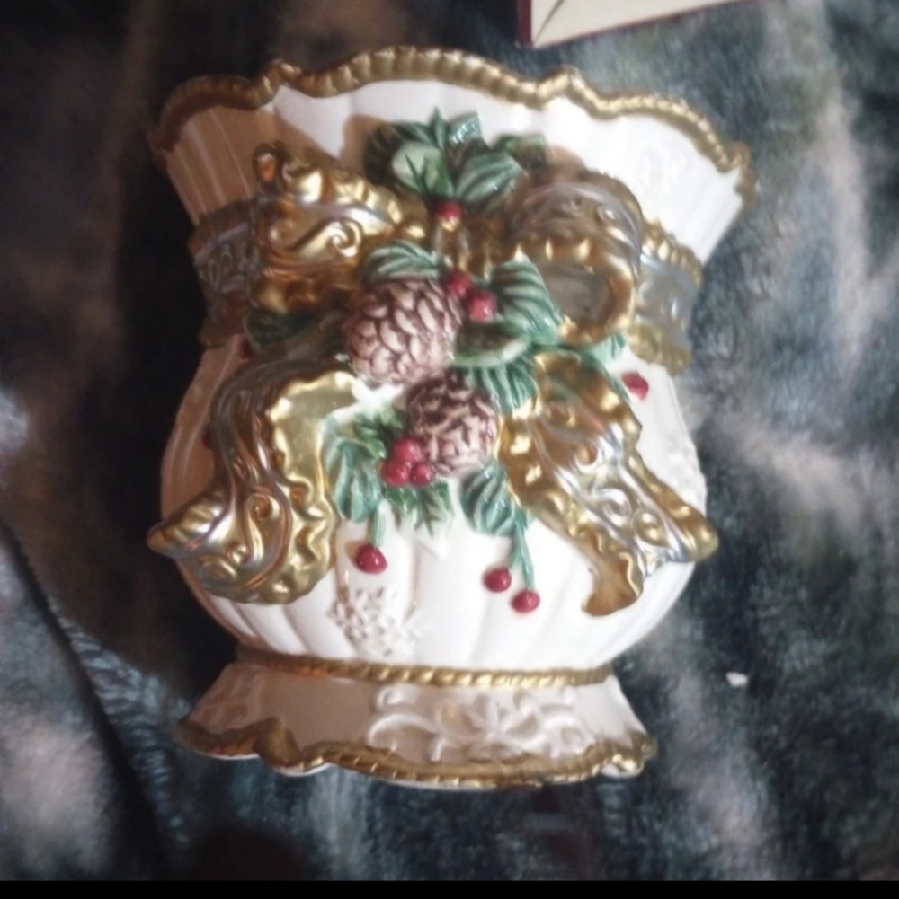 Vintage,NEW IN BOX,Lrg, Hand painted Ceramic Candle 5 in tall X4 in wide